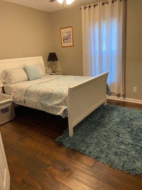 Charming Home Near IAH, Minutes from Malls!