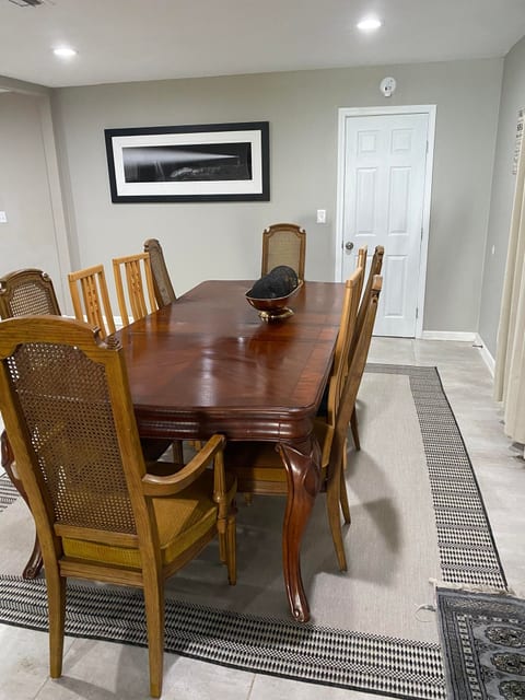 Charming Home Near IAH, Minutes from Malls!