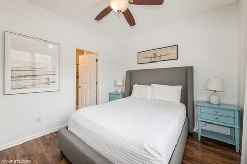 Bedroom 1 (Queen Bed)