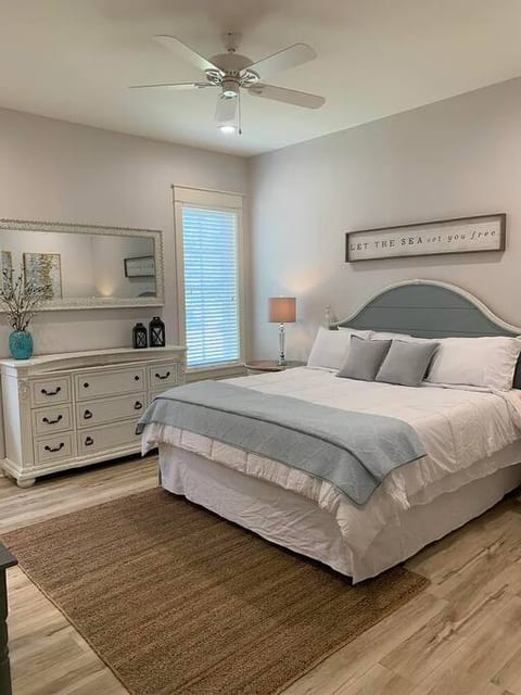 *5 Min to Beach* Golf Cart* Private Patio* Bikes