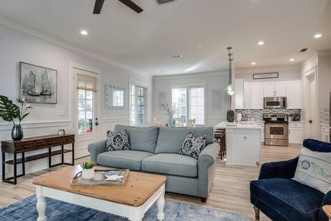*5 Min to Beach* Golf Cart* Private Patio* Bikes