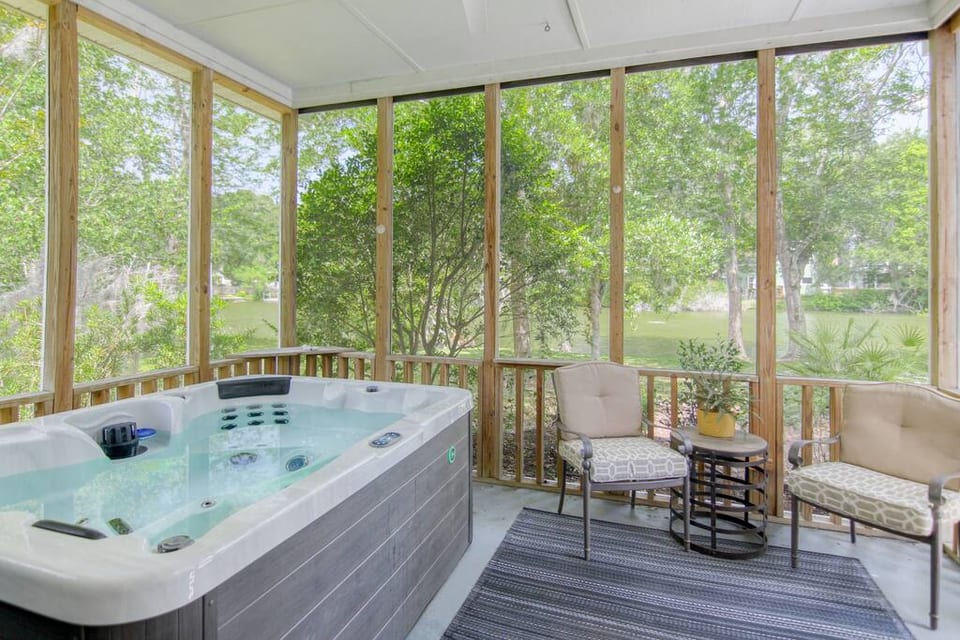 Modern Mt. Pleasant Lake House w Jacuzzi - Mount Pleasant