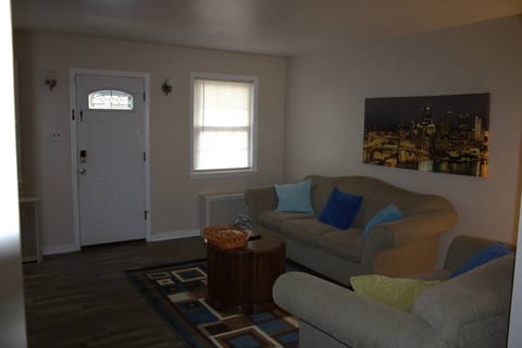3-bedroom home garage+street parking in Pittsburgh