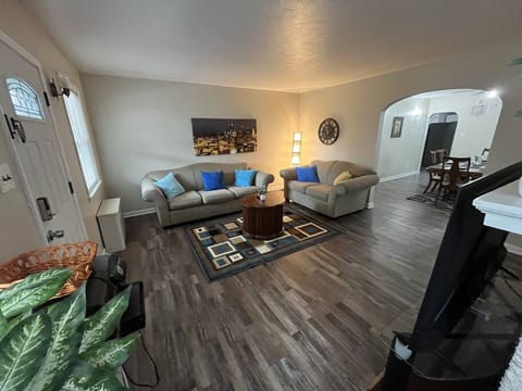 3-bedroom home garage+street parking in Pittsburgh