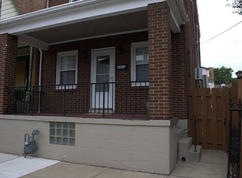 3-bedroom home garage+street parking in Pittsburgh