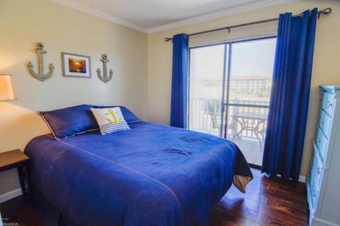 Queen bed, balcony