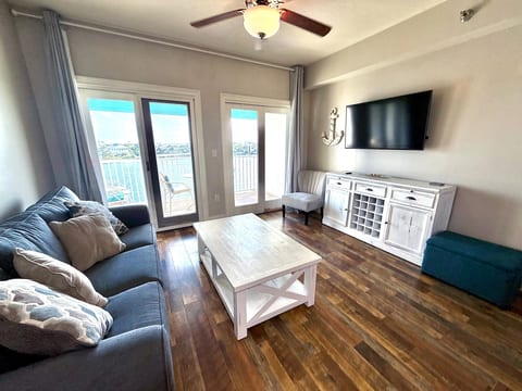 Lake front and view to Gulf. Queen sleeper sofa.