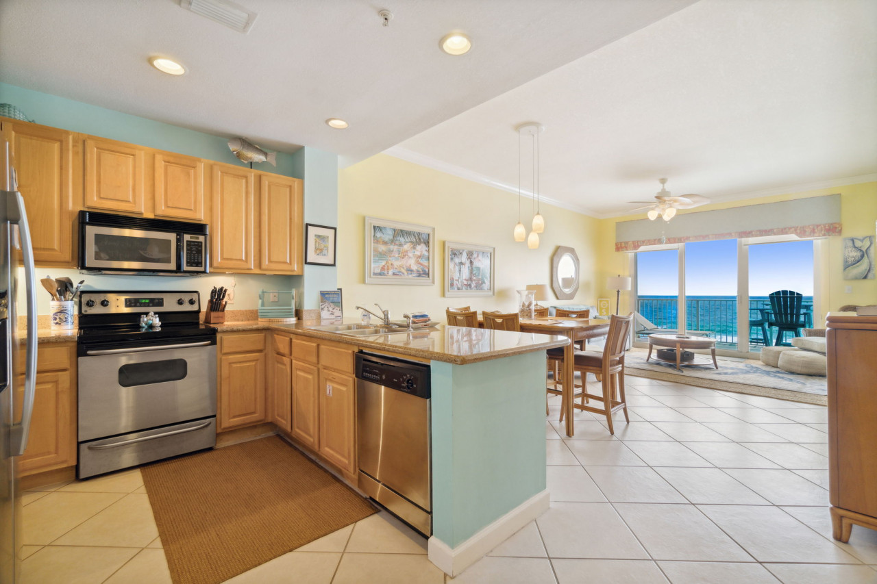 stylish-beachfront-cozy-3bd-condo!-beachfront!-free-beach-chair-service-included!/