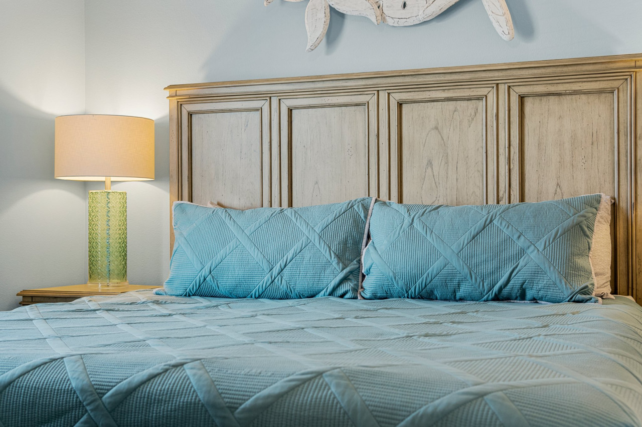 stylish-resort-condo!-steps-to-beach-and-restaurants!-sleeps-6!/