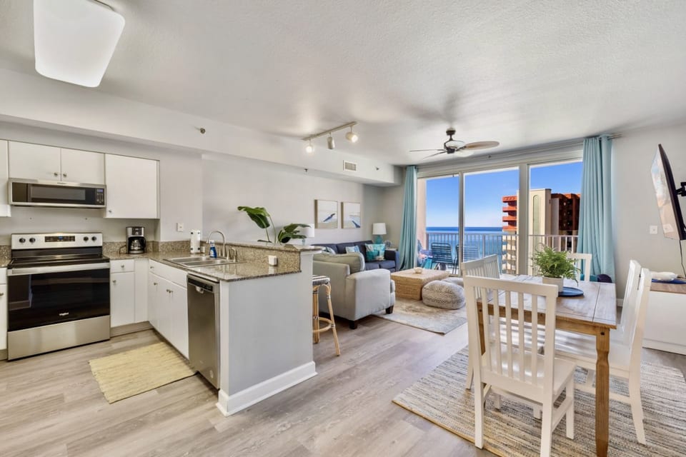 Modern Beachfront Condo on the Beach! Sleeps 6! - Panama City Beach