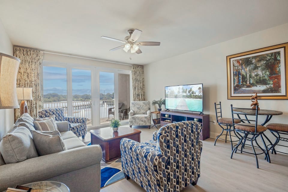 Stunning Second Floor Condo!  Sleeps 8!  Steps 2 Beach & Restaurants! - Panama City Beach