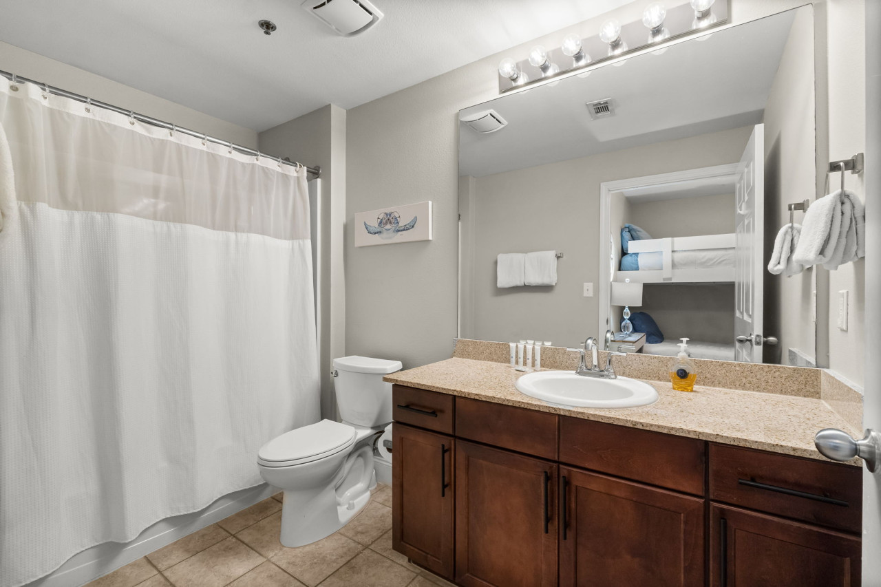 Stunning Views! located Steps 2 Beach, Restaurants & Shops! Sleeps 6 - Panama City Beach