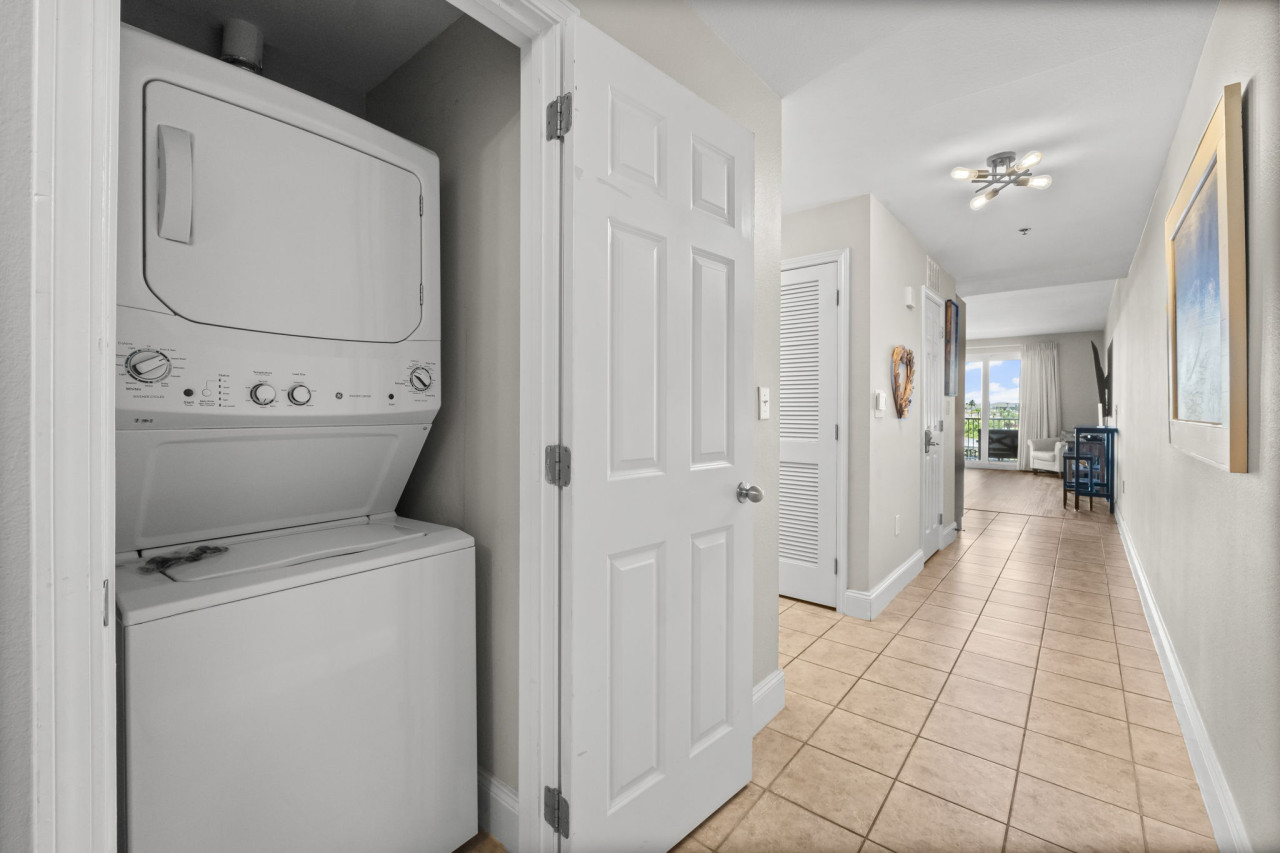 Stunning Views! located Steps 2 Beach, Restaurants & Shops! Sleeps 6 - Panama City Beach