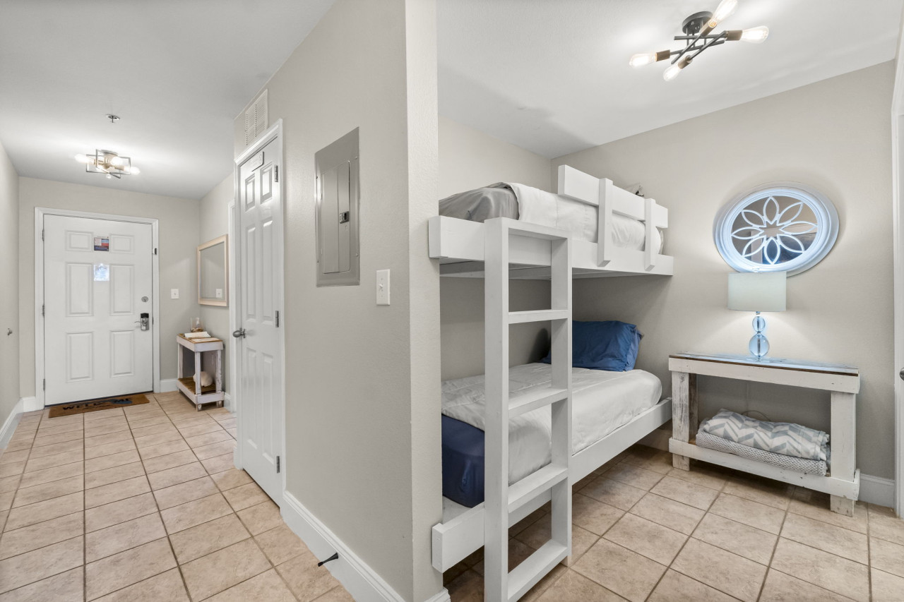 Stunning Views! located Steps 2 Beach, Restaurants & Shops! Sleeps 6 - Panama City Beach