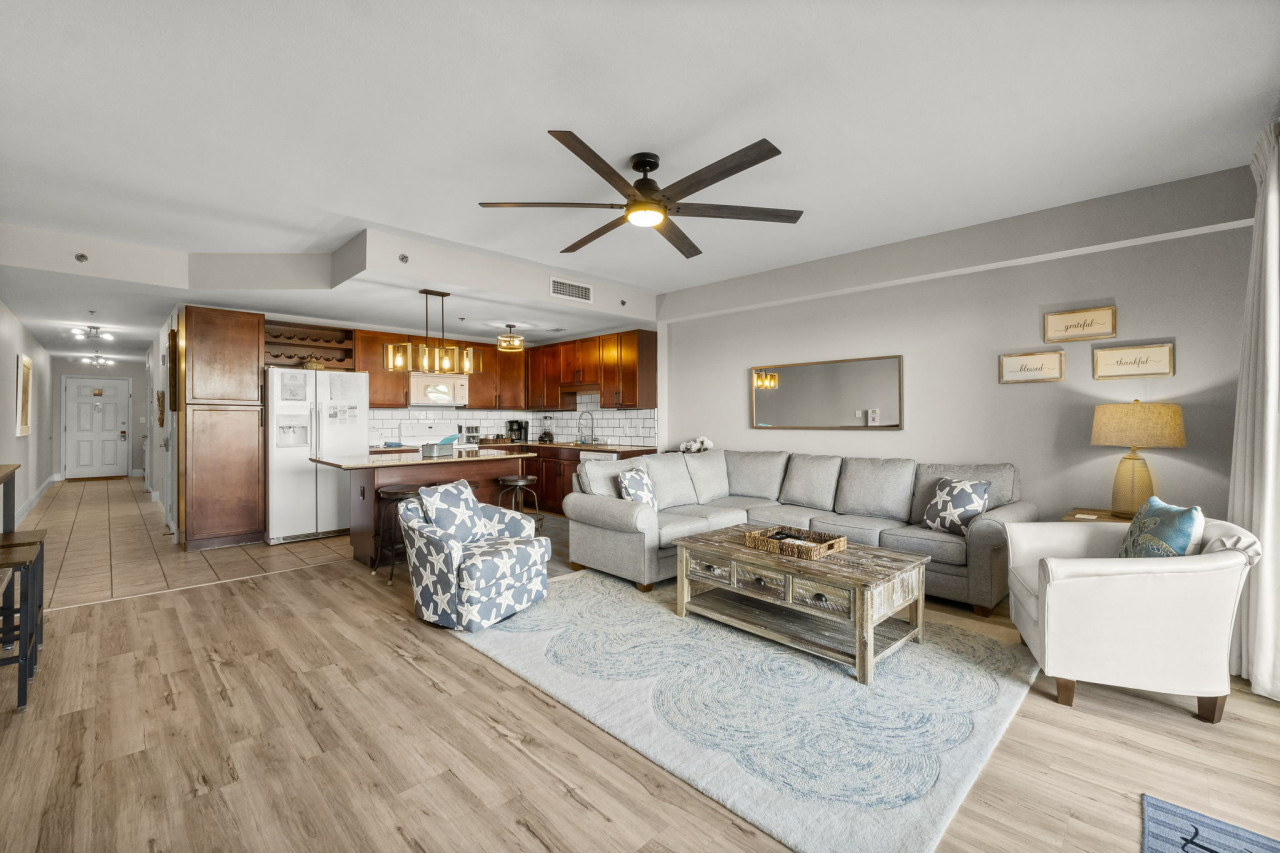 Stunning Views! located Steps 2 Beach, Restaurants & Shops! Sleeps 6 - Panama City Beach