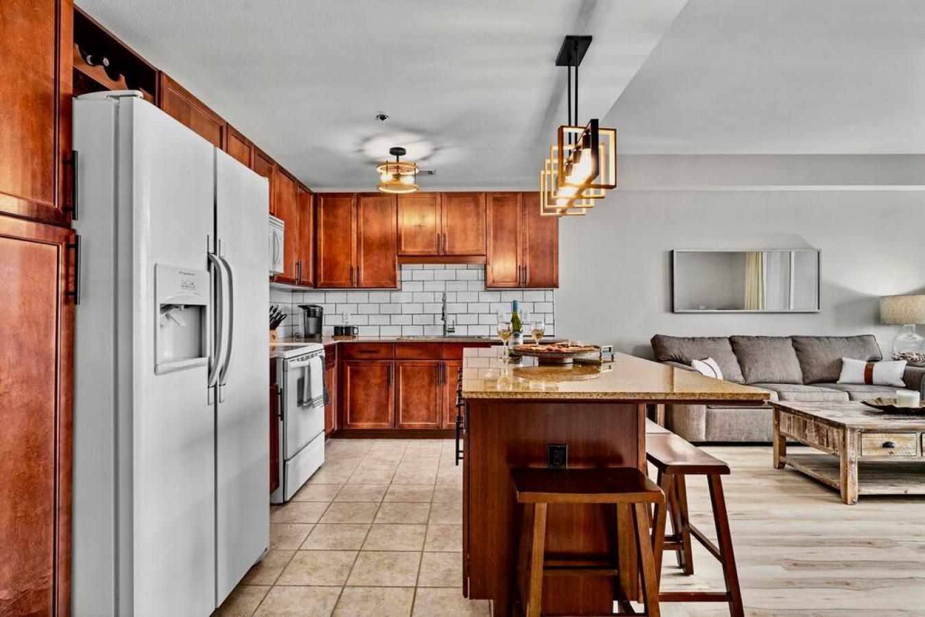 Stunning Views! located Steps 2 Beach, Restaurants & Shops! Sleeps 6 - Panama City Beach