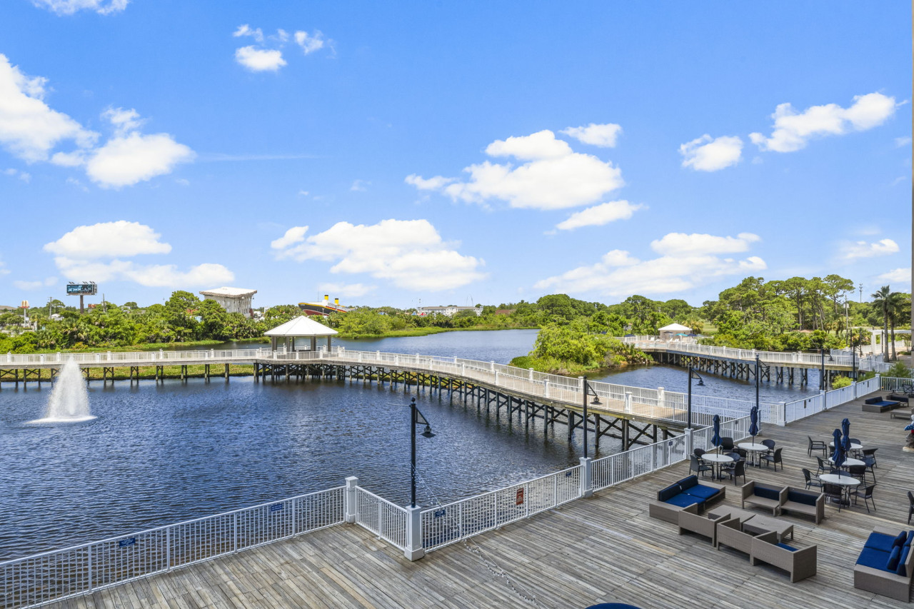 Stunning Views! located Steps 2 Beach, Restaurants & Shops! Sleeps 6 - Panama City Beach