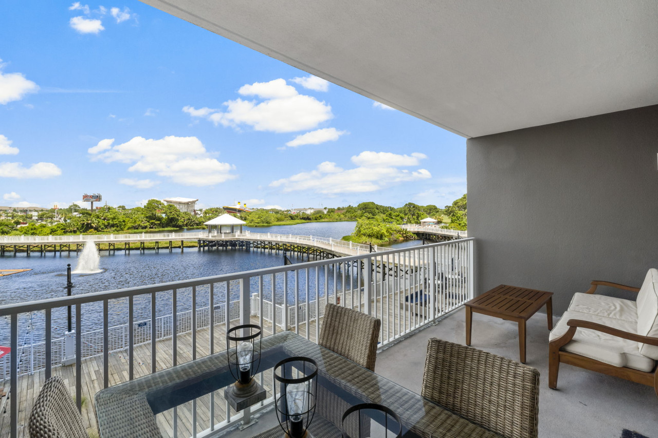 Stunning Views! located Steps 2 Beach, Restaurants & Shops! Sleeps 6 - Panama City Beach