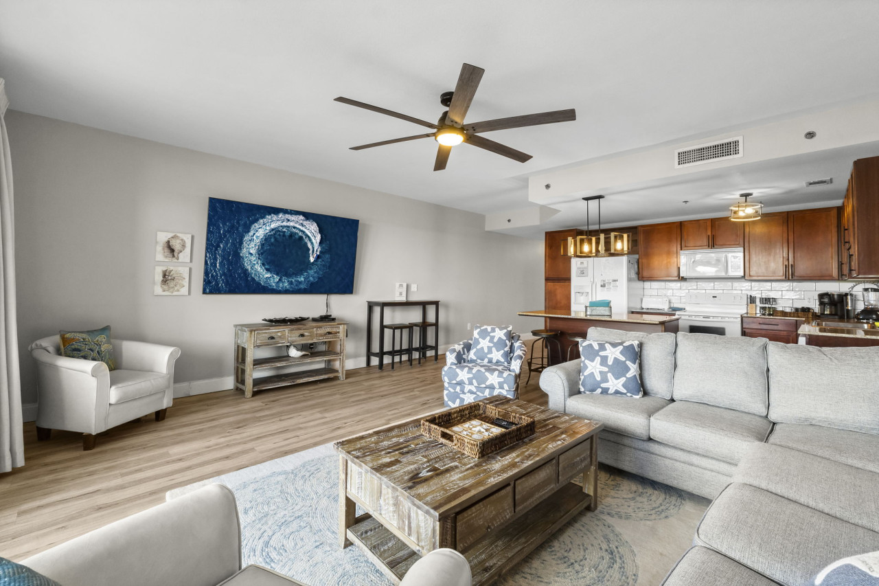 Stunning Views! located Steps 2 Beach, Restaurants & Shops! Sleeps 6 - Panama City Beach