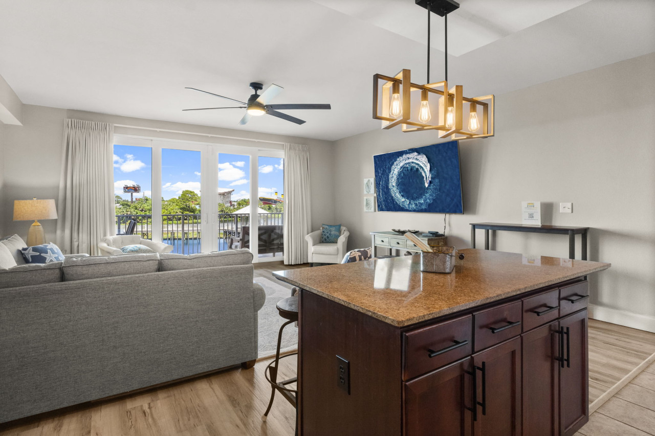 Stunning Views! located Steps 2 Beach, Restaurants & Shops! Sleeps 6 - Panama City Beach