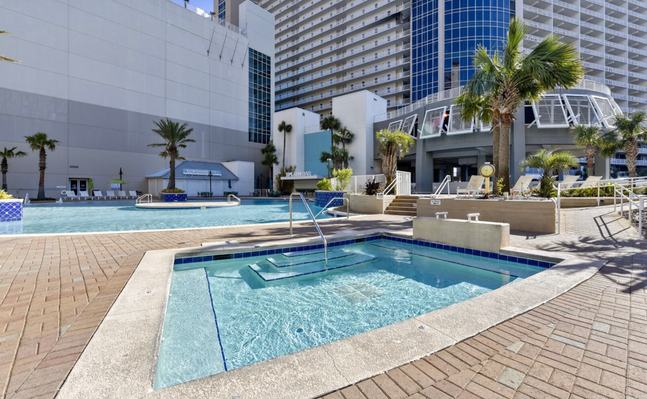 Stunning Views! located Steps 2 Beach, Restaurants & Shops! Sleeps 6 - Panama City Beach