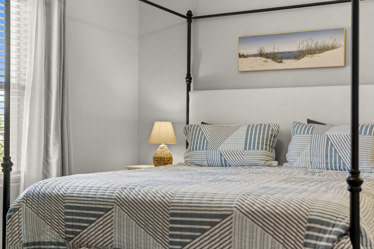 Stunning Views! located Steps 2 Beach, Restaurants & Shops! Sleeps 6 - Panama City Beach