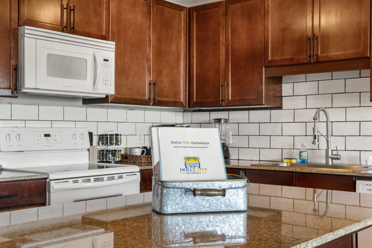 Stunning Views! located Steps 2 Beach, Restaurants & Shops! Sleeps 6 - Panama City Beach