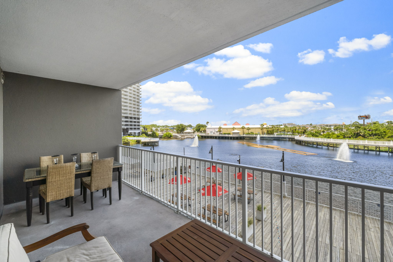 Stunning Views! located Steps 2 Beach, Restaurants & Shops! Sleeps 6 - Panama City Beach