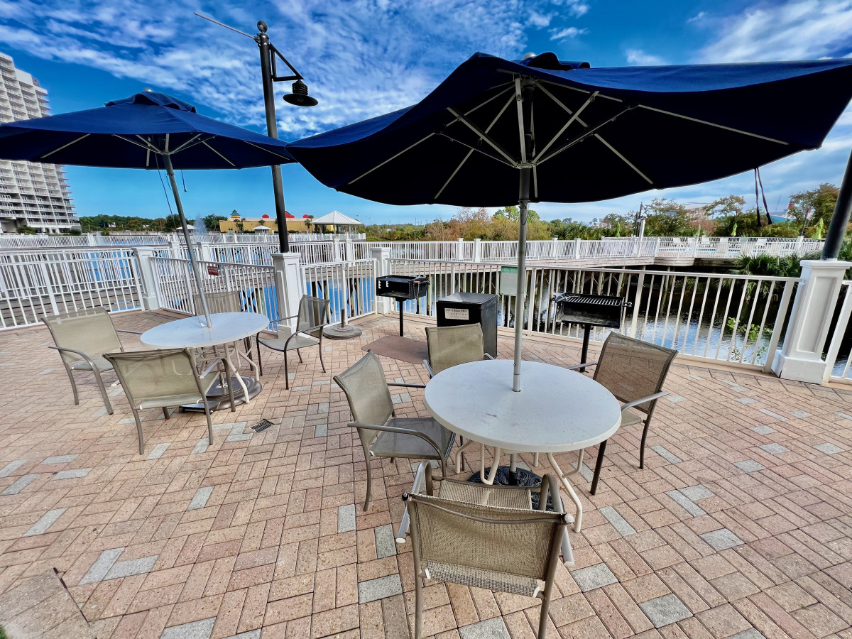 Stunning Views! located Steps 2 Beach, Restaurants & Shops! Sleeps 6 - Panama City Beach