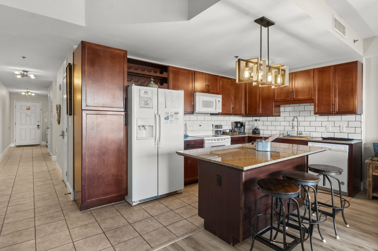 Stunning Views! located Steps 2 Beach, Restaurants & Shops! Sleeps 6 - Panama City Beach