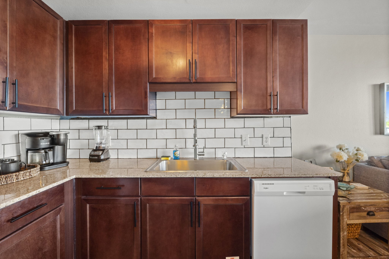 Stunning Views! located Steps 2 Beach, Restaurants & Shops! Sleeps 6 - Panama City Beach