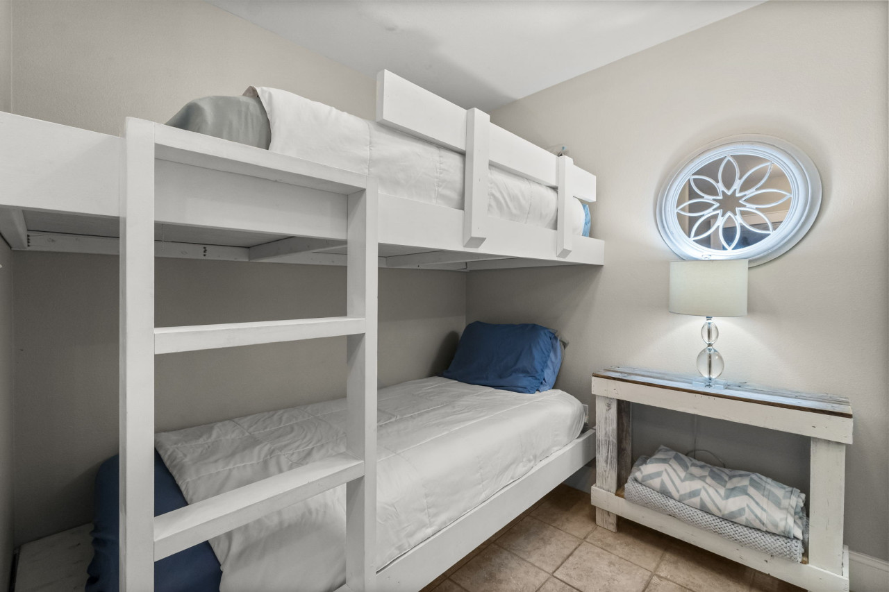 Stunning Views! located Steps 2 Beach, Restaurants & Shops! Sleeps 6 - Panama City Beach