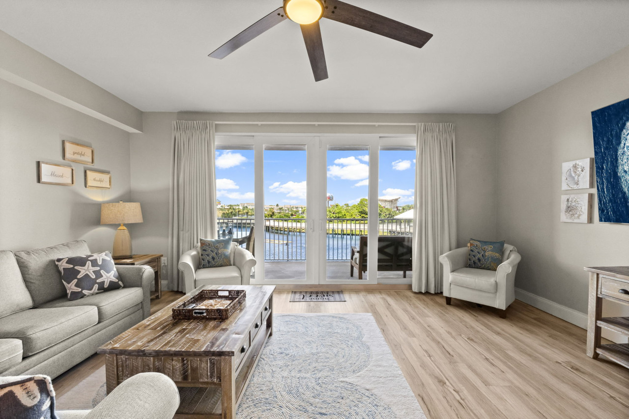 Stunning Views! located Steps 2 Beach, Restaurants & Shops! Sleeps 6 - Panama City Beach