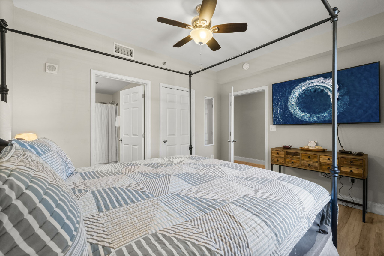 Stunning Views! located Steps 2 Beach, Restaurants & Shops! Sleeps 6 - Panama City Beach