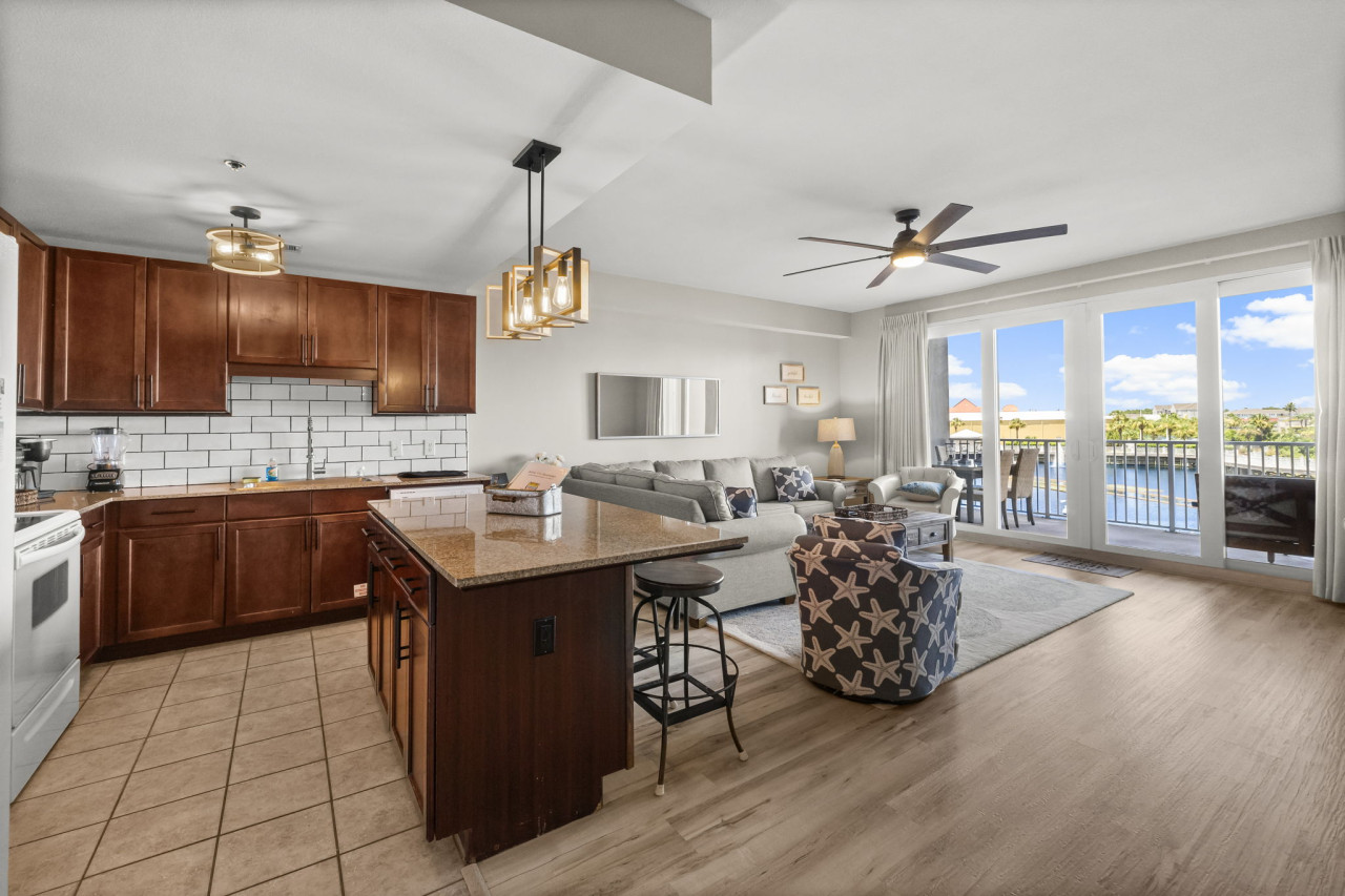 Stunning Views! located Steps 2 Beach, Restaurants & Shops! Sleeps 6 - Panama City Beach