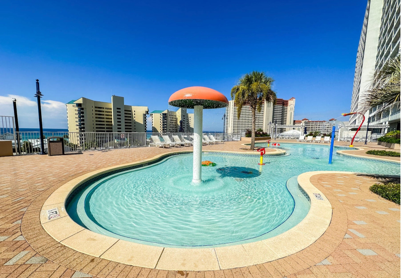 Stunning Views! located Steps 2 Beach, Restaurants & Shops! Sleeps 6 - Panama City Beach