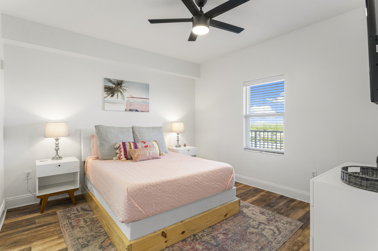 Spectacular 4BD 3BA Beach Condo! Free Beach Chairs! Sleeps 10! - Panama City Beach