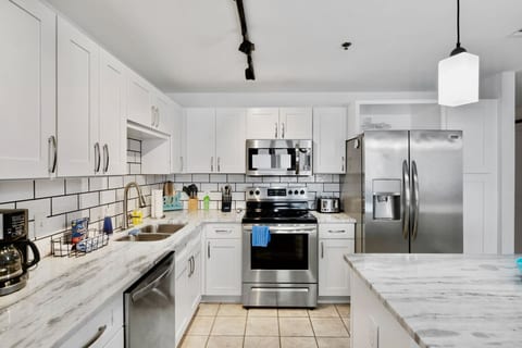 Spectacular 4BD 3BA Beach Condo! Free Beach Chairs! Sleeps 10!