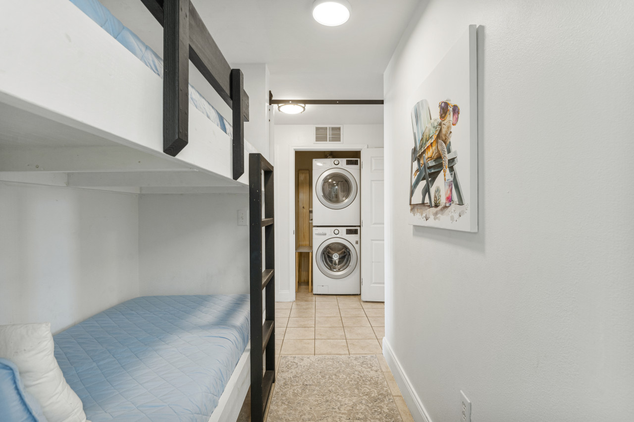 Spectacular 4BD 3BA Beach Condo! Free Beach Chairs! Sleeps 10! - Panama City Beach