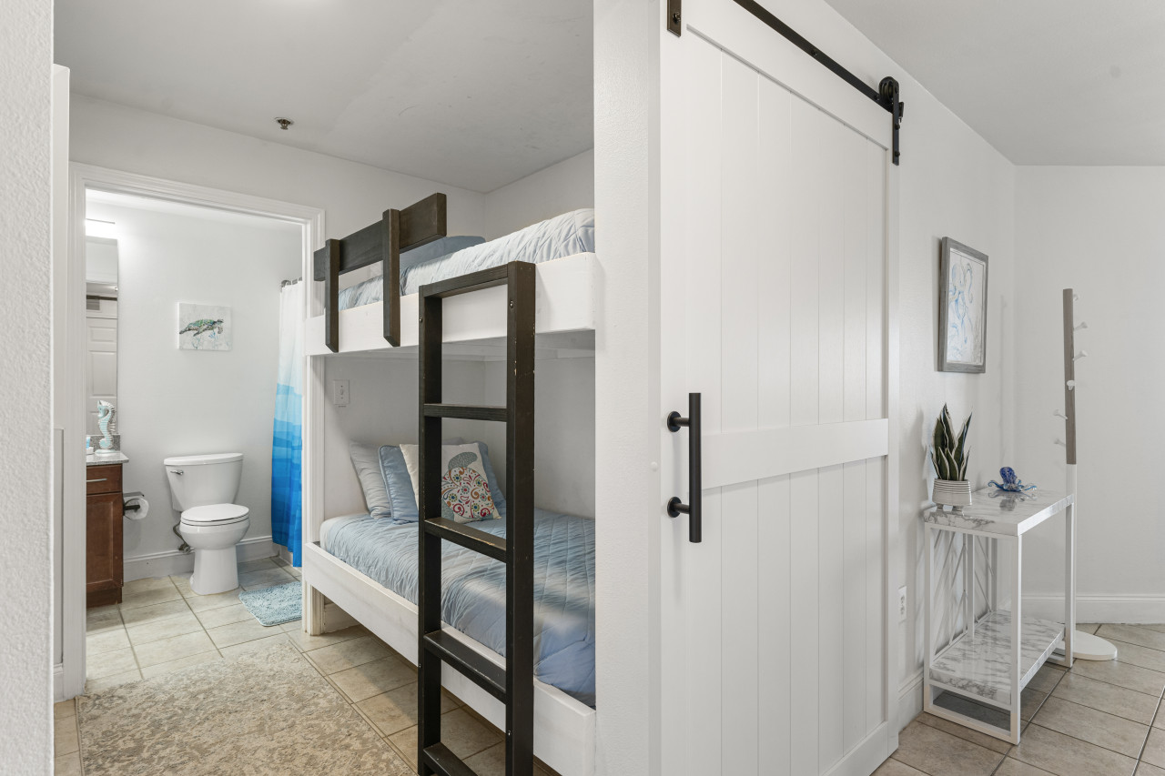 Spectacular 4BD 3BA Beach Condo! Free Beach Chairs! Sleeps 10! - Panama City Beach