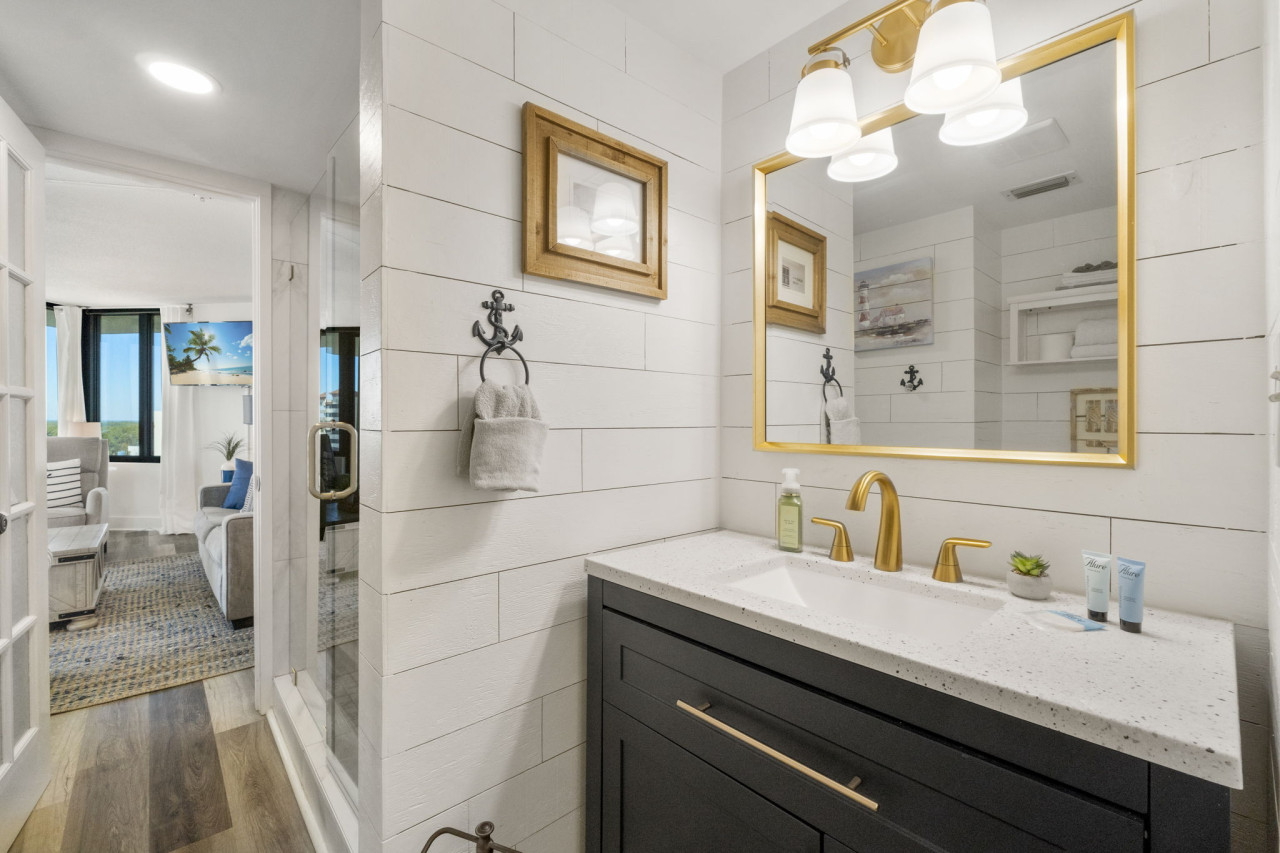 new-remodeled-resort-beachfront-condo!-free-beach-chairs-and-umbrella-service!/