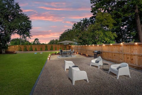 Mid-Century Haven |  Fenced Yard | King Bed