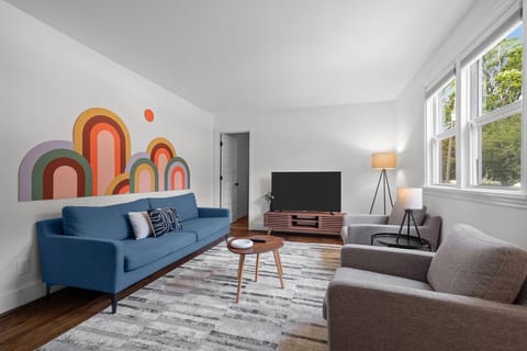 Mid-Century Haven |  Fenced Yard | King Bed