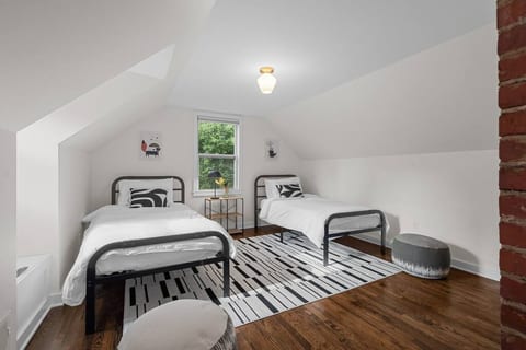 Mid-Century Haven |  Fenced Yard | King Bed