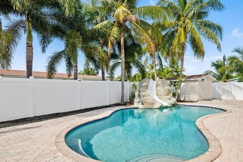 Luxe Villa: Salt Pool / BBQ / Hot Tub / Amenities!