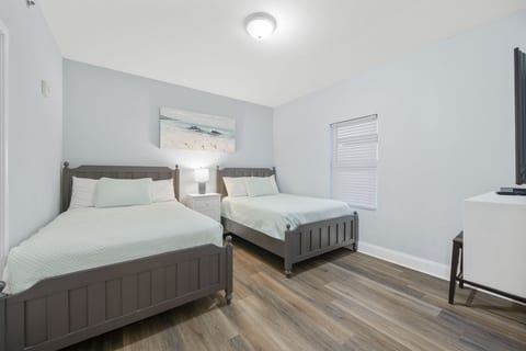 Low Floor 3BD + Bunks Family Resort! 5 Pools! Free Beach Chairs