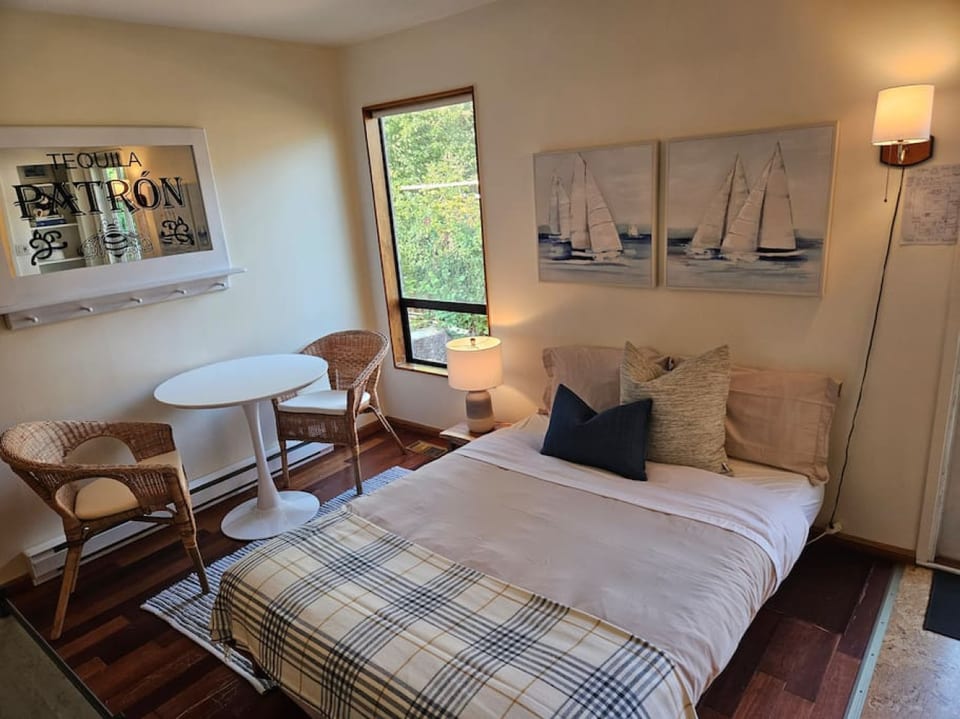 Pebbly Beach Suite in Snug Cove - Bowen Island