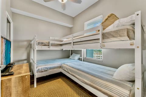 Stunning 3BD Beachfront Condo! Free Beach Chair Service for 4