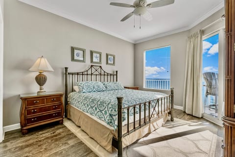Stunning 3BD Beachfront Condo! Free Beach Chair Service for 4