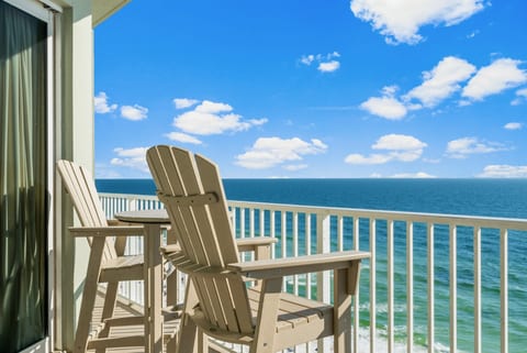 Stunning 3BD Beachfront Condo! Free Beach Chair Service for 4